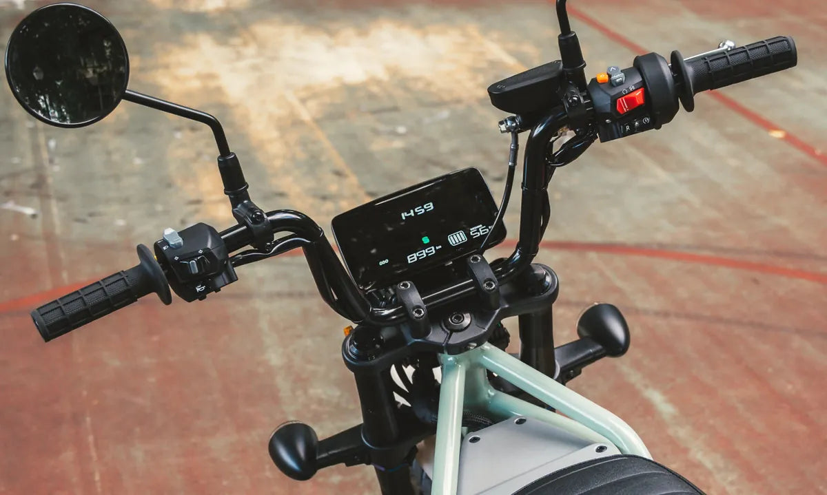 LiveWire S4 Honcho Street handlebars, mirrors, controls and digital display viewed from the riding position